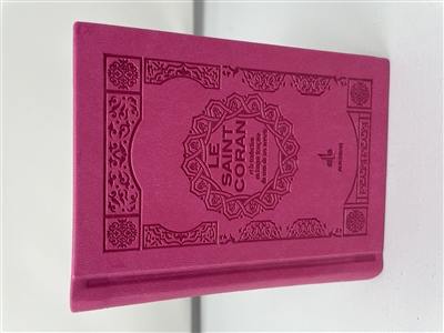 Le saint Coran et la traduction en langue française du sens de ses versets : couverture daim rose foncé