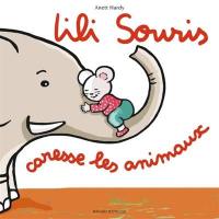 Lili Souris caresse les animaux