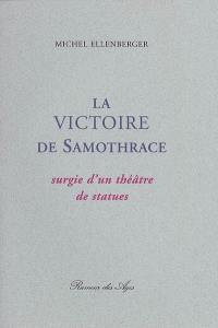 La Victoire de Samothrace surgie d'un théâtre de statues