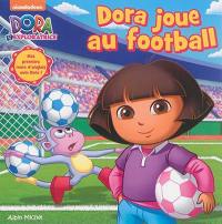 Dora joue au football