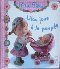 Lilou joue à la poupée