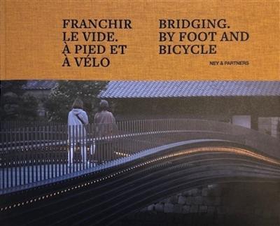Franchir le vide, à pied et à vélo. Bridging, by foot and bicycle